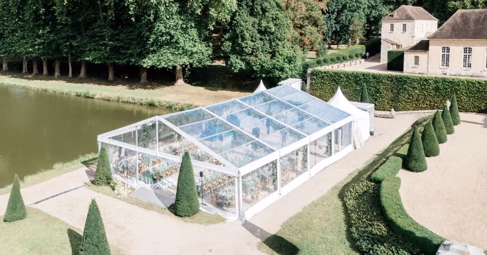 Tente cristal dans un jardin